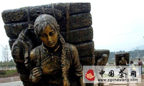 四川雅安市反映当年茶马古道上人背马驮进行“茶马互市”的雕像群中，一位女性背夫艰辛前行。